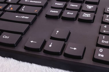 Siyah klavyedeki anahtarlar güneş ışığında kapanır