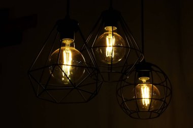 Tuğla duvar arka planında Retro tarzı lambalar