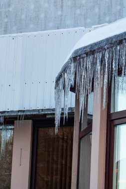 Çatıda buz saçakları var.