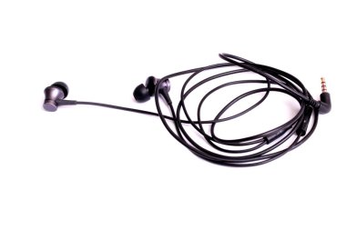 Beyaz arka planda izole edilmiş küçük siyah kulaklıklar.