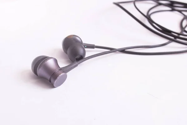 Pequeños Auriculares Negros Sobre Fondo Blanco Cerca — Foto de Stock