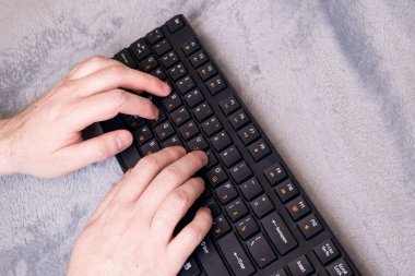 Anahtarlar siyah klavyede ve eller yakın