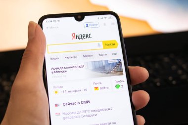 NOVOPOLOTSK, BELARUS - 06 Şubat 2021: telefon elde ve yandex logosu yakın çekim ekranında