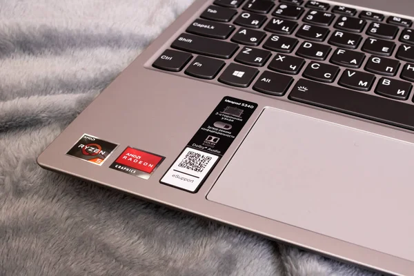 NOVOPOLOTSK, BELARUS - 06 Şubat 2021: Gri arkaplanda Lenovo ideapad dizüstü bilgisayarı, Özellik Etiketleri