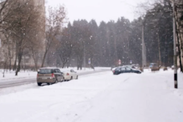 Strada Alberi Nella Neve Città Sfondo Sfocato — Foto Stock