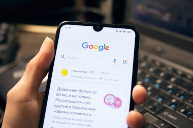 NOVOPOLOTSK, BELARUS - 06 Şubat 2021: Telefon elde ve google logosu yakın görüntüde
