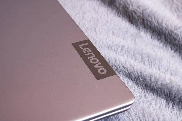 NOVOPOLOTSK, BELARUS - 06 Şubat 2021: Gri arkaplanda Lenovo ideapad dizüstü bilgisayarı