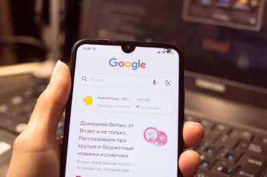 NOVOPOLOTSK, BELARUS - 06 Şubat 2021: Telefon elde ve google logosu yakın görüntüde