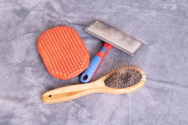 Gri arka planda hayvan tımar fırçaları yakın plan