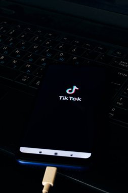 NOVOPOLOTSK, BELARUS - 06 Şubat 2021: telefon elde ve TikTok yakın çekimde