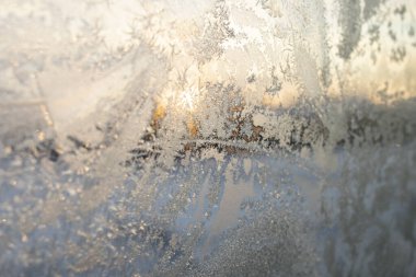 Sabah güneşinin arka planında buzlu izler var.