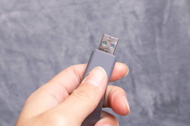 USB flaş bellek gri bir arkaplanda