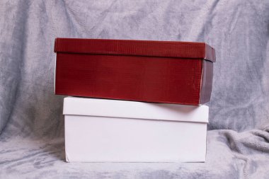 Gri arka planda iki karton kutu. Yakın plan.