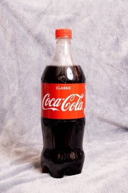 BELARUS, NOVOPOLOTSK - 20 Şubat 2021: Gri arkaplanda Coca-Cola şişesi