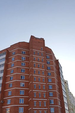 Akşamları gökyüzüne karşı yüksek yerleşim yerleri