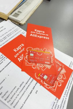 BELARUS, NOVOPOLOTSK - 28 Şubat 2021: Ali Express Alfa Bank 'tan satın alma broşürlerinin reklamını yapmak