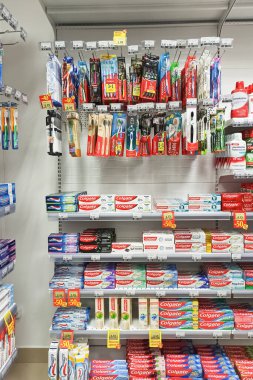 BELARUS, NOVOPOLOTSK - 22 Şubat 2021: Bir vitrindeki farklı diş fırçaları