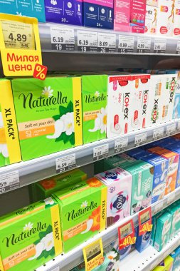 BELARUS, NOVOPOLOTSK - 22 Şubat 2021: Bir mağazadaki rafta duran kadın pedleri