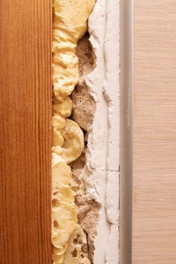 Duvardaki eklemde poliüretan köpük var.