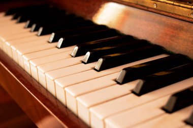 Ahşap bir piyanonun siyah beyaz tuşları