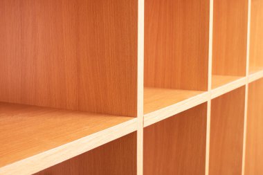 Tahta boş raflar güneş ışığına yakın.