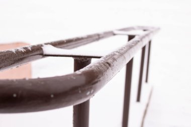 Merdivenlerde kar var.