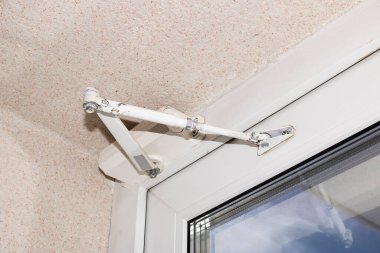 Plastik beyaz pencere kapama mekanizması kapanıyor, tamir ediliyor