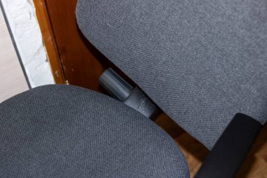 Eski gri kırık ofis sandalyesi yakın, eski nesne