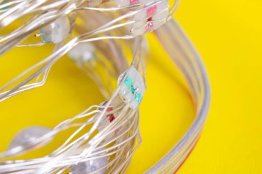 Sarı arkaplanda LED şerit yakın plan