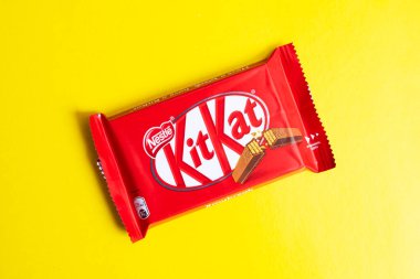 BELARUS, NOVOPOLOTSK - 11 Mart 2021: Sarı zemin üzerinde Bar KitKat