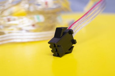 Sarı arkaplanda LED şerit yakın plan