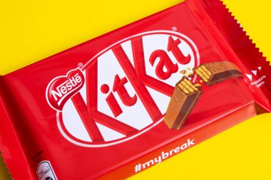 BELARUS, NOVOPOLOTSK - 11 Mart 2021: Sarı zemin üzerinde Bar KitKat