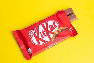 BELARUS, NOVOPOLOTSK - 11 Mart 2021: Sarı zemin üzerinde Bar KitKat