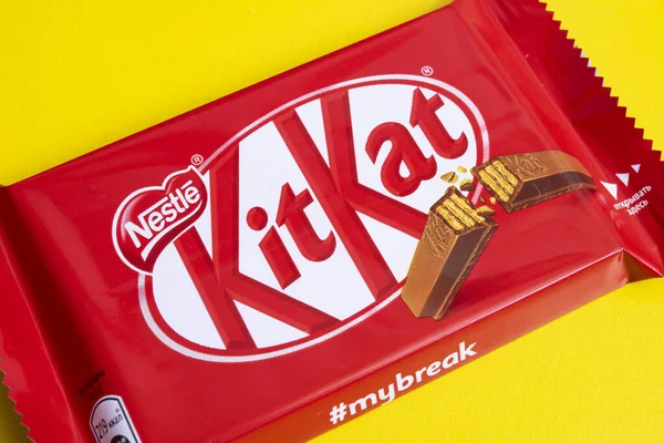 BELARUS, NOVOPOLOTSK - 11 Mart 2021: Sarı zemin üzerinde Bar KitKat