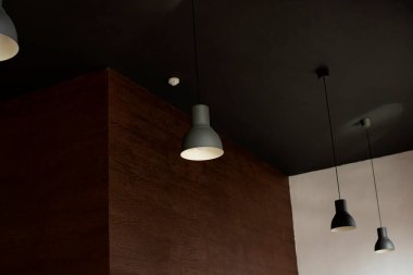 Siyah tavanda elektrikli lamba. Yakın plan.