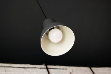 Siyah tavanda elektrikli lamba. Yakın plan.