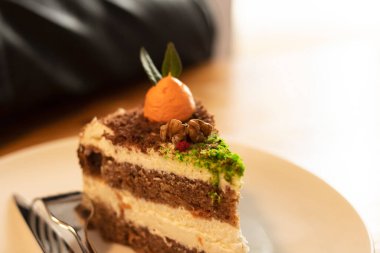 Tahta masadaki bir tabakta havuçlu kek.