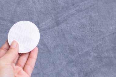 Gri arkaplanda pamuk yastık