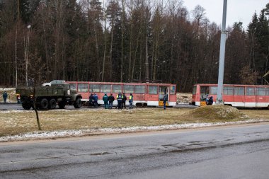 BELARUS, NOVOPOLOTSK - 17 Mart 2021: Tramvay kazası yakın mesafeden raydan çıktı