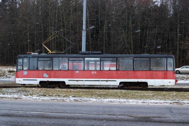 BELARUS, NOVOPOLOTSK - 17 Mart 2021: Demiryollarındaki kırmızı tramvay