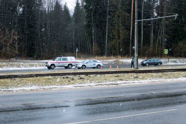BELARUS, NOVOPOLOTSK - 17 Mart 2021: Trafik Polisi ve Acil Durum Bakanlığı