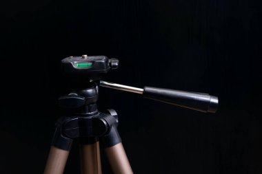 Üçayak başı siyah bir arkaplanda.