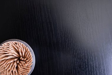 Kürdan cam üst görünüm ahşap masa üzerinde, boşluk kopyala