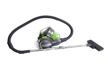 Yeşil elektrikli süpürge beyaz arkaplanda izole edildi.