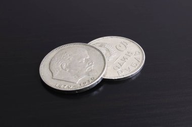 Siyah arka planda iki eski SSCB madeni parası.