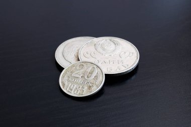 Siyah arka planda iki eski SSCB madeni parası.