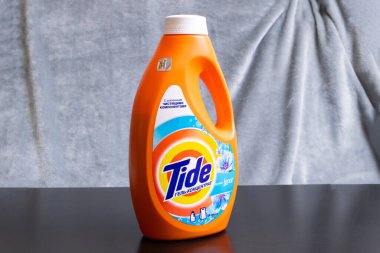 BELARUS, MINSK - 22 Mart 2021: Ahşap bir masanın üzerindeki gel-git deterjanı