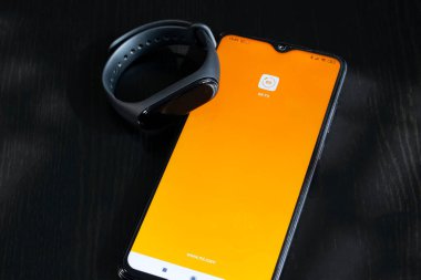 BELARUS, NOVOPOLOTSK - 27 Mart 2021: Xiaomi mi band 4 ve telefon uygulaması