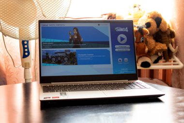 BELARUS, NOVOPOLOTSK - 27 Mart 2021: Sims 4 oyunu dizüstü bilgisayarda kapat