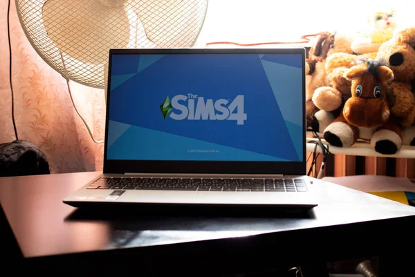BELARUS, NOVOPOLOTSK - 27 Mart 2021: Sims 4 oyunu dizüstü bilgisayarda kapat